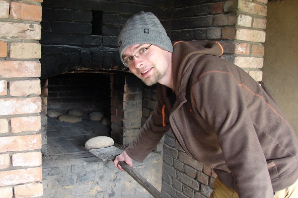 Brot backen im Lehmofen