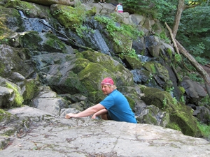 Konrad klettert am Wasserfall