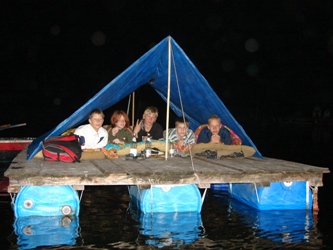 Nachts auf dem Floß